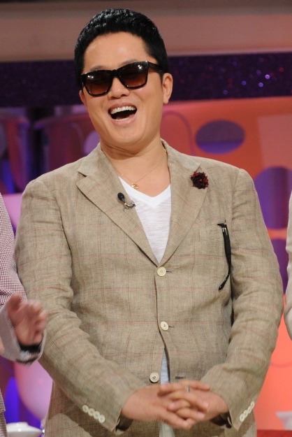 Showbiz có 1 nam ca sĩ từng nhận cả thùng rác đầy vàng vào sinh nhật, lí do là vì… quá béo?- Ảnh 4.