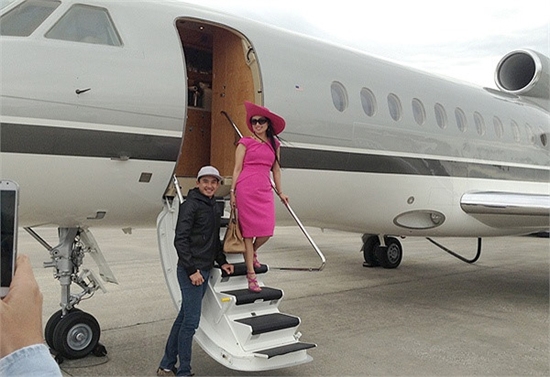 Ca sĩ Việt lấy chồng tỷ phú Mỹ: Được tặng cả một nhà hát, biệt thự rộng tới mức phải di chuyển bằng ô tô- Ảnh 11.