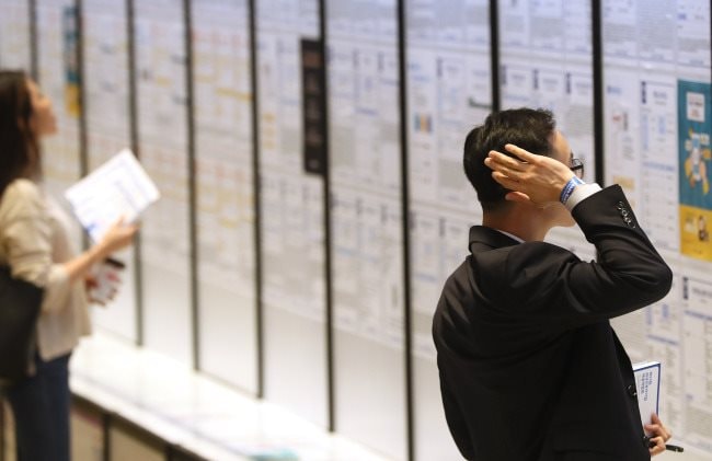 Giới trẻ Hàn Quốc ồ ạt xin trợ cấp thất nghiệp thay vì tìm việc: Nằm chơi cũng được phát 34 triệu đồng/tháng, nhóm 25-29 tuổi tăng xin nhiều nhất- Ảnh 3. Giới trẻ Hàn Quốc ồ ạt xin trợ cấp thất nghiệp thay vì tìm việc: Nằm chơi cũng được phát 34 triệu đồng/tháng, nhóm 25-29 tuổi tăng xin nhiều nhất- Ảnh 3.