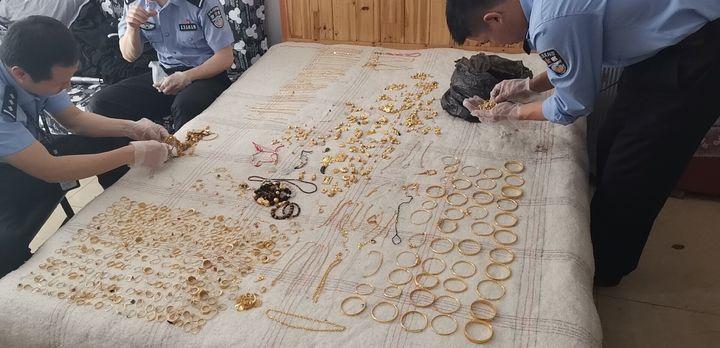 Tịch thu số vàng trị giá 5,7 tỷ đồng giấu trong tường của 1 tòa chung cư- Ảnh 3.