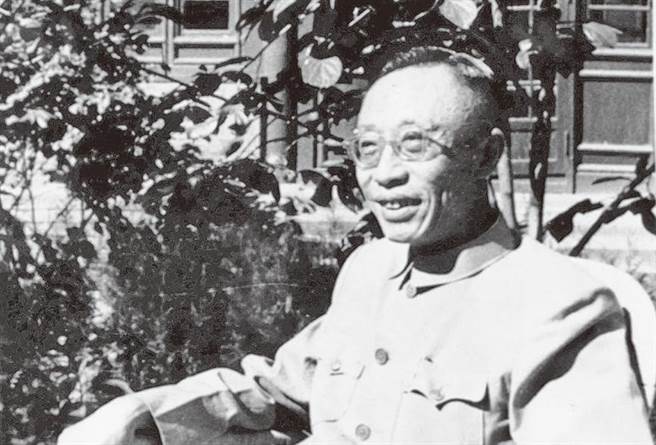 Thăm lại Cố cung, Phổ Nghi chỉ vào chiếc bình hoa và nói một câu kỳ lạ, mọi người xung quanh ngay lập tức hoảng sợ- Ảnh 2. Thăm lại Cố cung, Phổ Nghi chỉ vào chiếc bình hoa và nói một câu kỳ lạ, mọi người xung quanh ngay lập tức hoảng sợ- Ảnh 2.