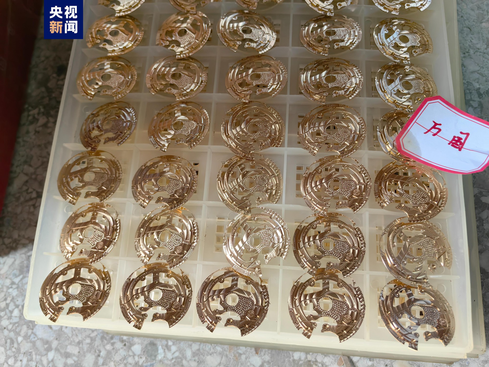 Theo dõi suốt 8 tháng, phanh phui đường dây sản xuất đồng hồ giả doanh thu 365 tỷ đồng: Tịch thu 10.000 chiếc Rolex, Patek Philippe “nhái”- Ảnh 3. Theo dõi suốt 8 tháng, phanh phui đường dây sản xuất đồng hồ giả doanh thu 365 tỷ đồng: Tịch thu 10.000 chiếc Rolex, Patek Philippe “nhái”- Ảnh 3.