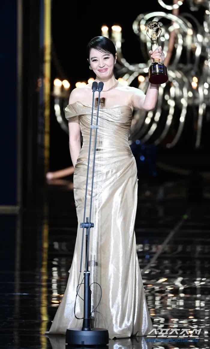 Kim Hye Soo rời khỏi giải thưởng Rồng Xanh để tránh phải nhịn đói- Ảnh 2. Kim Hye Soo rời khỏi giải thưởng Rồng Xanh để tránh phải nhịn đói- Ảnh 2.