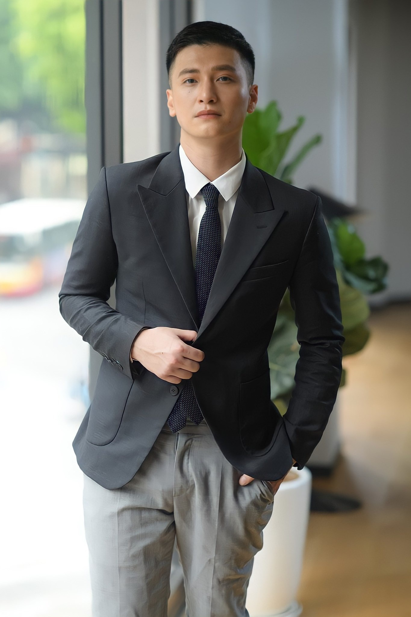 Mỹ nam Vbiz đi xem Tổng duyệt A80 mà viral khắp MXH: Cười lên đẹp phát sáng, chị em thi nhau nhường chỗ- Ảnh 4.