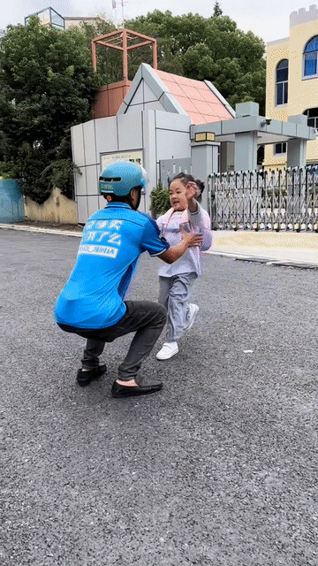 "Em bé shipper" chui trong thùng đựng đồ ăn, cùng bố đi ship hàng muôn nơi hiện tại ra sao? 20240207ce7bf2a2678147158eb82badca3c667bxxjfcec00714620240207cbmfn0a013 17507567891181817690708 1750775988051 17507759882131445875320