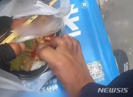 Shipper nhổ nước bọt, nhúng chân vào hộp đồ ăn giao cho khách- Ảnh 1. Shipper nhổ nước bọt, nhúng chân vào hộp đồ ăn giao cho khách- Ảnh 1.