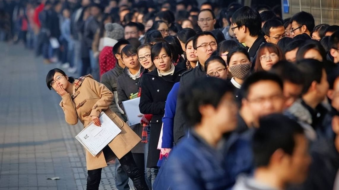 20% cử nhân thất nghiệp: Một ‘thế hệ mất mát’ vì AI, ra trường thiếu kỹ năng, đi xin việc còn không bằng một con chatbot- Ảnh 2. 20% cử nhân thất nghiệp: Một ‘thế hệ mất mát’ vì AI, ra trường thiếu kỹ năng, đi xin việc còn không bằng một con chatbot- Ảnh 2.