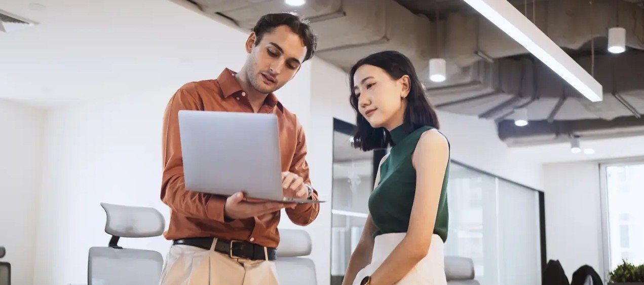 Số lượng công việc không cần kinh nghiệm giảm, 50% Gen Z coi đại học là ‘lãng phí tiền bạc’, lo ngại về tương lai- Ảnh 2.