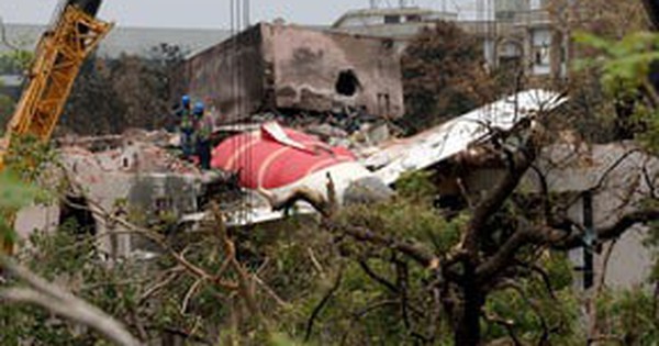 Thảm họa rơi máy bay Ấn Độ: Tìm thấy hộp đen thứ hai, số người chết tăng lên 270 29 Thảm họa rơi máy bay Ấn Độ: Tìm thấy hộp đen thứ hai, số người chết tăng lên 270 2025 06 14t073621z1150711711rc262fa6bocxrtrmadp3india crash 14420534 1749891888612442793786 0 0 180 288 crop 1749891892380692170186jpg