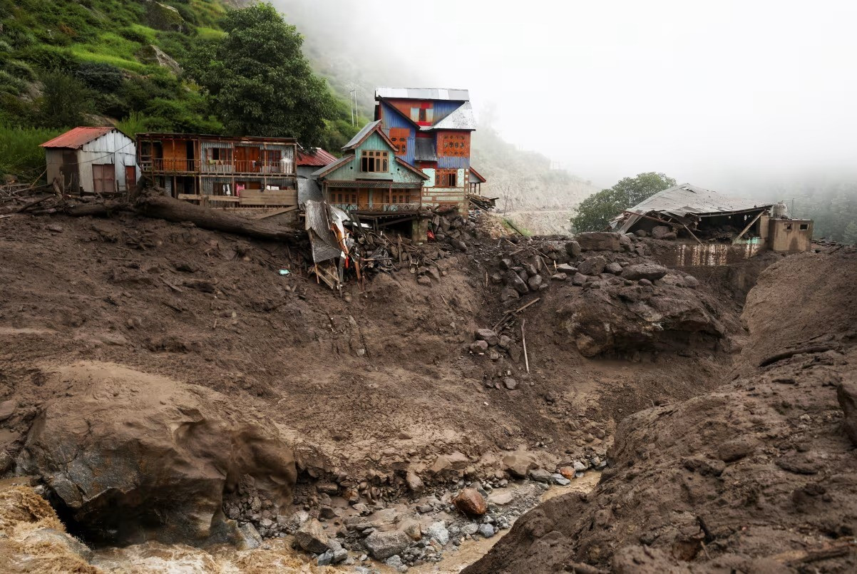 Thảm họa chồng chất vì mưa lớn ở Nam Á, hàng trăm người thiệt mạng chỉ trong một ngày- Ảnh 1. Thảm họa chồng chất vì mưa lớn ở Nam Á, hàng trăm người thiệt mạng chỉ trong một ngày- Ảnh 1.