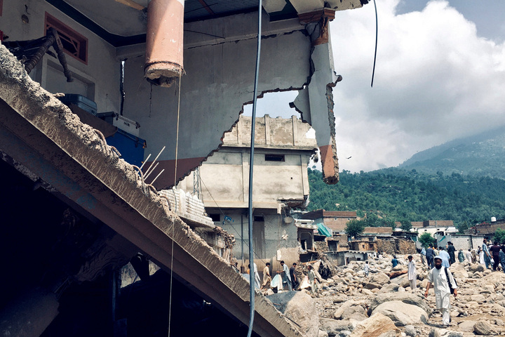 Cảnh kinh hoàng sau trận lũ quét khiến 300 người chết ở Pakistan- Ảnh 4.