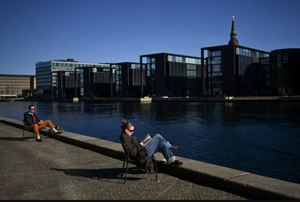 Đan Mạch miễn thuế sách vì 1/4 học sinh 15 tuổi ‘yếu’ khả năng đọc hiểu văn bản đơn giản, giới trẻ ngày này chỉ thích lướt Tiktok, xem livestream- Ảnh 3.