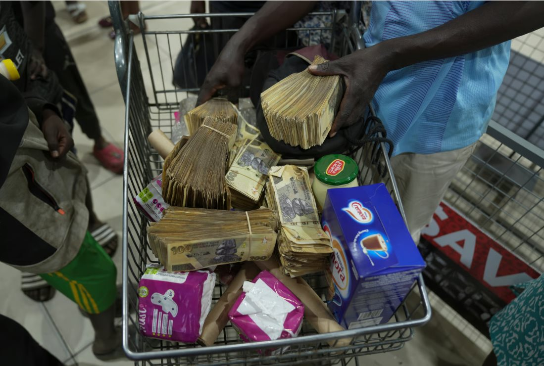 Đồng tiền mất giá, người dân Zimbabwe lâm vào cảnh ‘tiền nhiều để làm gì’- Ảnh 3.
