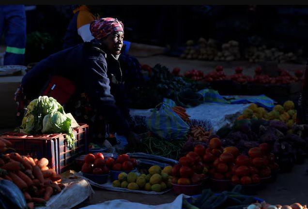 Đồng tiền mất giá, người dân Zimbabwe lâm vào cảnh ‘tiền nhiều để làm gì’- Ảnh 4.