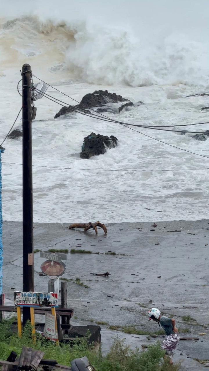 Bão Ragasa càn quét Biển Đông: 3 người chết, nhân chứng mô tả