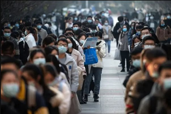 Thế hệ trẻ 'bèo dạt mây trôi' ở Trung Quốc: Tốt nghiệp ra trường đi bán hàng rong, thường xem bói, cầu khấn tâm linh để tìm việc- Ảnh 6. Thế hệ trẻ 'bèo dạt mây trôi' ở Trung Quốc: Tốt nghiệp ra trường đi bán hàng rong, thường xem bói, cầu khấn tâm linh để tìm việc- Ảnh 6.