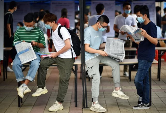 Thế hệ trẻ 'bèo dạt mây trôi' ở Trung Quốc: Tốt nghiệp ra trường đi bán hàng rong, thường xem bói, cầu khấn tâm linh để tìm việc- Ảnh 4. Thế hệ trẻ 'bèo dạt mây trôi' ở Trung Quốc: Tốt nghiệp ra trường đi bán hàng rong, thường xem bói, cầu khấn tâm linh để tìm việc- Ảnh 4.