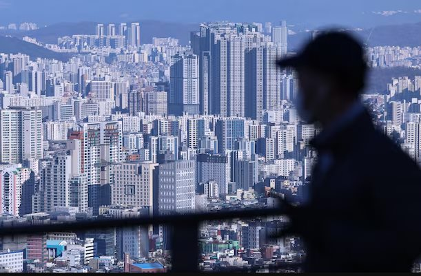 BĐS quá nóng, giá nhà cao gấp 22 lần thu nhập, Hàn Quốc buộc phải giữ nguyên lãi suất, đích thân Tổng thống phải lên tiếng- Ảnh 1.