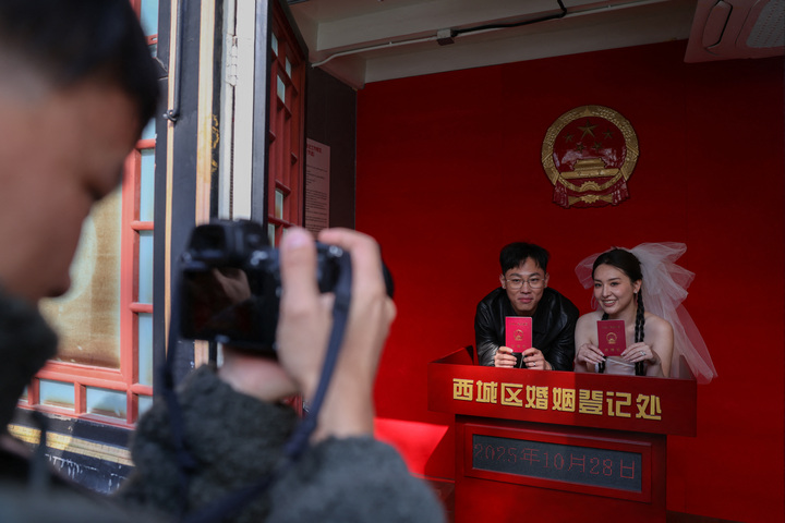 Đám cưới kiểu mới ở Trung Quốc: Trong quán bar, ga tàu và giữa đỉnh núi tuyết- Ảnh 1.