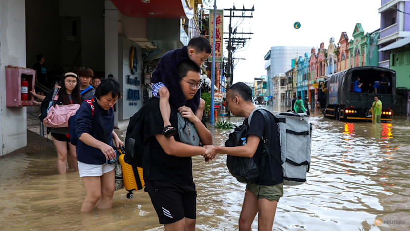 Thảm cảnh lũ lụt tại Thái Lan: Nước dâng tận mái nhà, hàng ngàn du khách mắc kẹt, chính quyền tuyên bố vùng thảm họa- Ảnh 7.