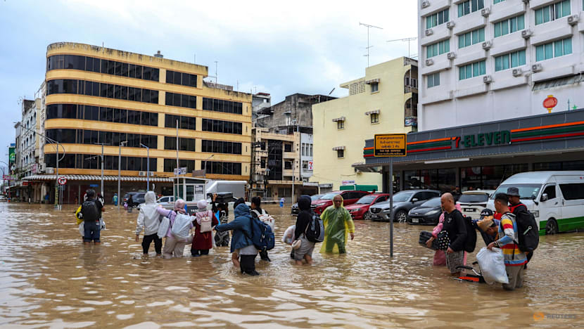 Thảm cảnh lũ lụt tại Thái Lan: Nước dâng tận mái nhà, hàng ngàn du khách mắc kẹt, chính quyền tuyên bố vùng thảm họa- Ảnh 6.