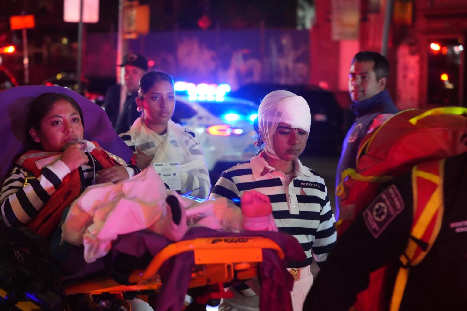 Vụ tàu va chạm vào cầu Brooklyn ở Mỹ: Xót xa video ghi lại cảnh hàng chục người đang đứng trên cột tàu- Ảnh 4.