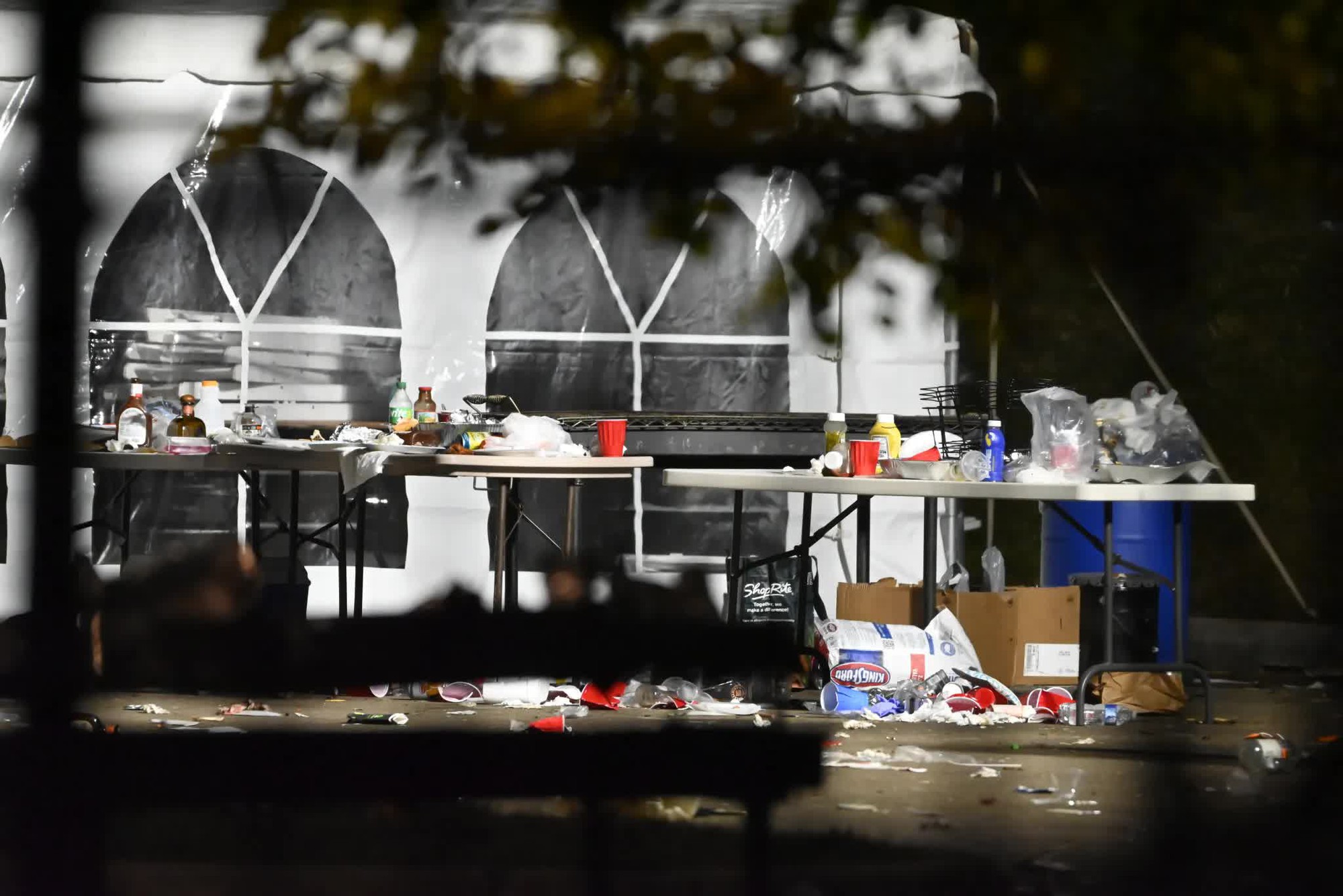 Xả súng kinh hoàng tại trường đại học, nhiều người giẫm đạp lên nhau để bỏ chạy- Ảnh 4.