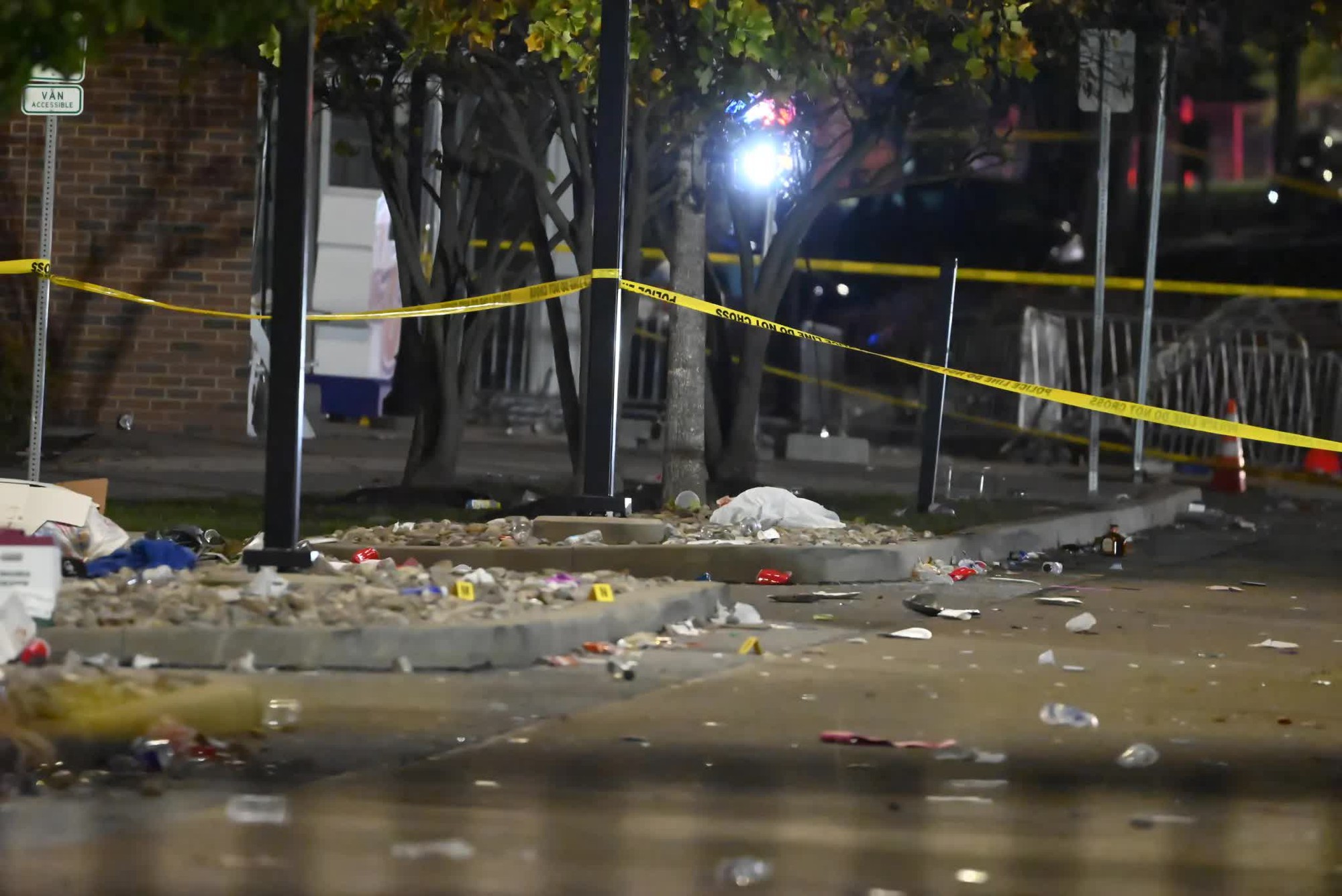 Xả súng kinh hoàng tại trường đại học, nhiều người giẫm đạp lên nhau để bỏ chạy- Ảnh 1.