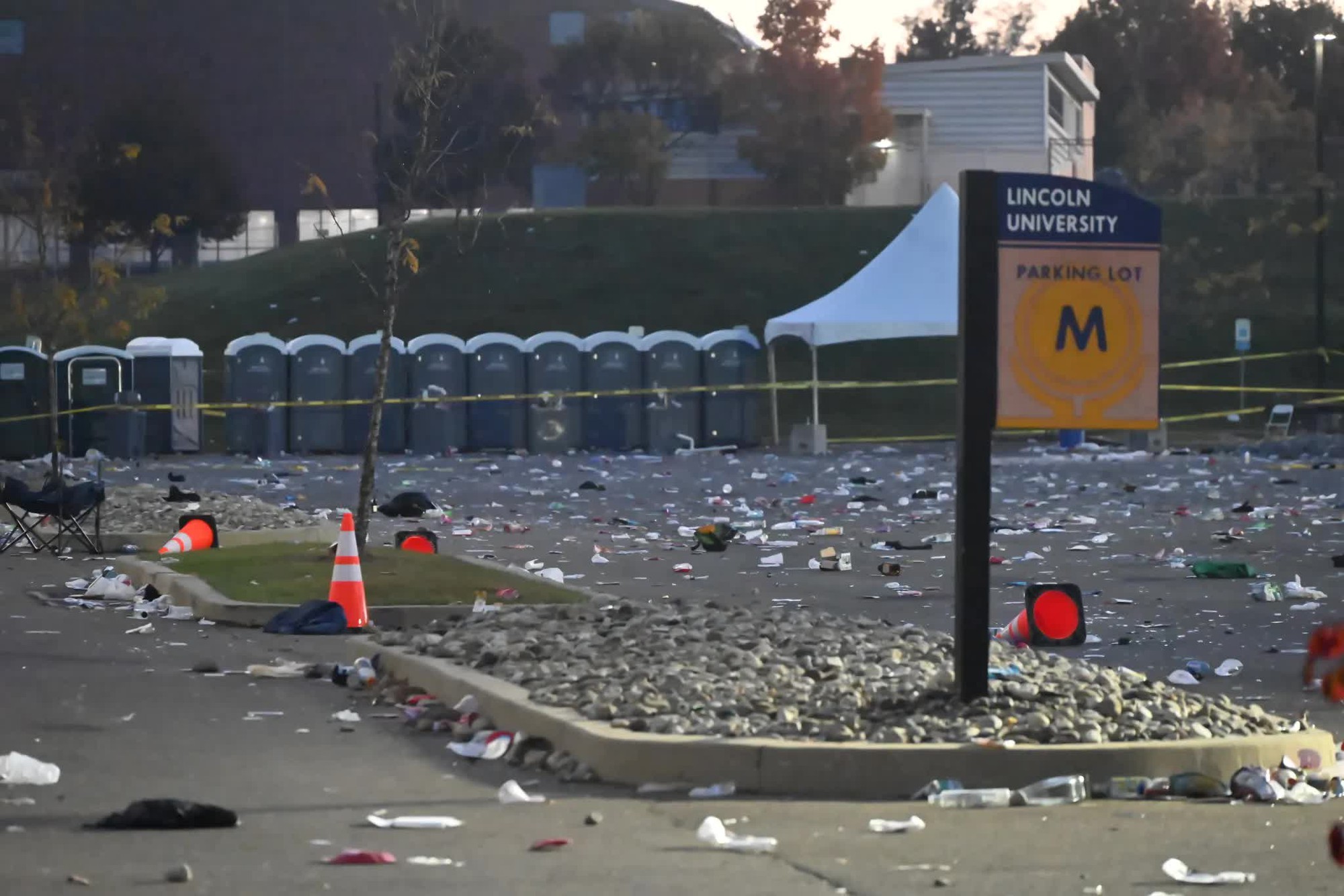 Xả súng kinh hoàng tại trường đại học, nhiều người giẫm đạp lên nhau để bỏ chạy- Ảnh 3.