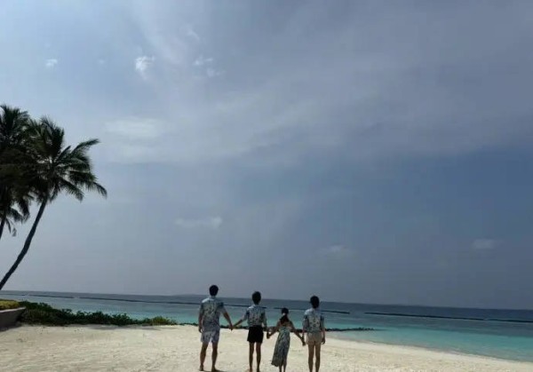 Quý tử nhà Đặng Siêu – Tôn Lệ: Sở hữu toàn nét đẹp của mẹ, mới 14 tuổi đã cao gần 1m80, hứa hẹn là mỹ nam thế hệ mới- Ảnh 1.