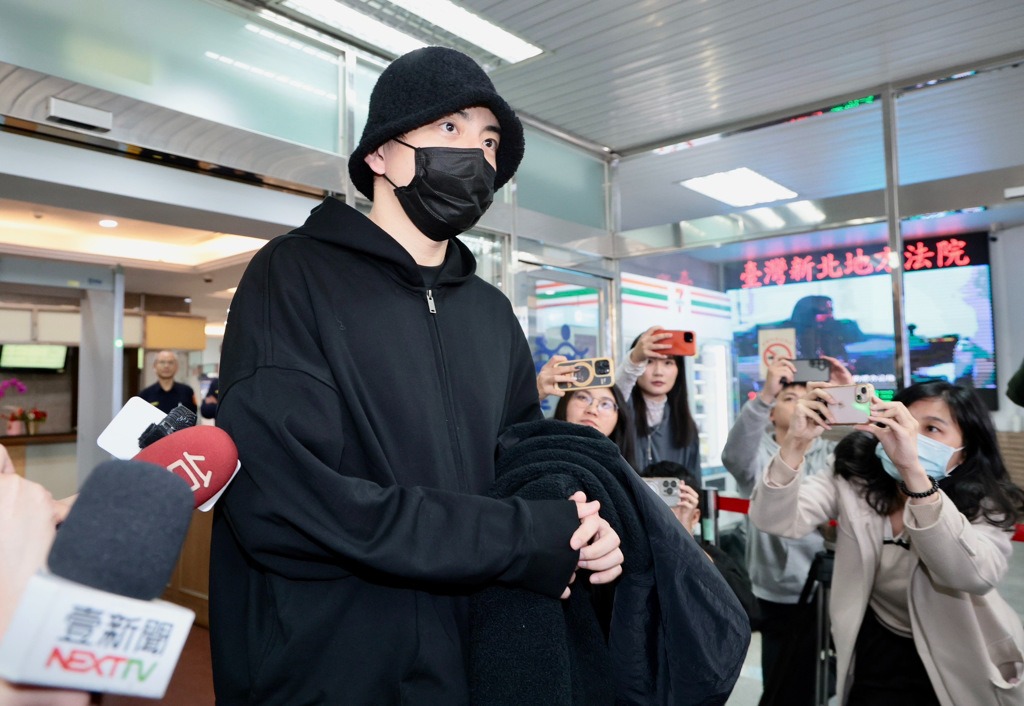 Clip nóng: Mỹ nam Thơ Ngây ngông chưa từng thấy, thái độ trêu ngươi gây phẫn nộ sau khi nộp 3,8 tỷ tại ngoại- Ảnh 4. Clip nóng: Mỹ nam Thơ Ngây ngông chưa từng thấy, thái độ trêu ngươi gây phẫn nộ sau khi nộp 3,8 tỷ tại ngoại- Ảnh 4.