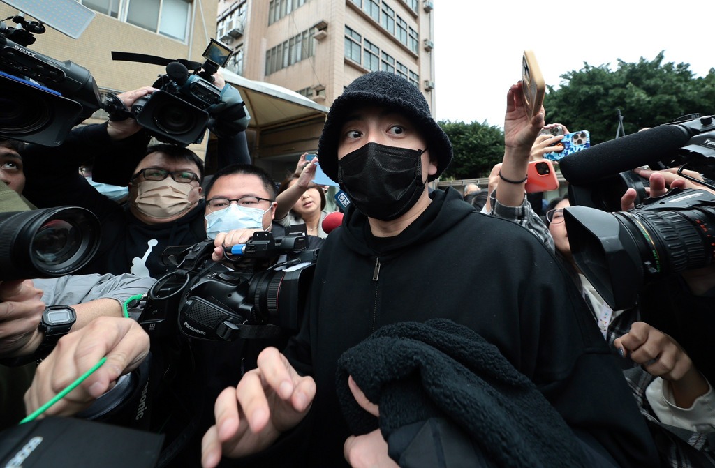 Clip nóng: Mỹ nam Thơ Ngây ngông chưa từng thấy, thái độ trêu ngươi gây phẫn nộ sau khi nộp 3,8 tỷ tại ngoại- Ảnh 3. Clip nóng: Mỹ nam Thơ Ngây ngông chưa từng thấy, thái độ trêu ngươi gây phẫn nộ sau khi nộp 3,8 tỷ tại ngoại- Ảnh 3.