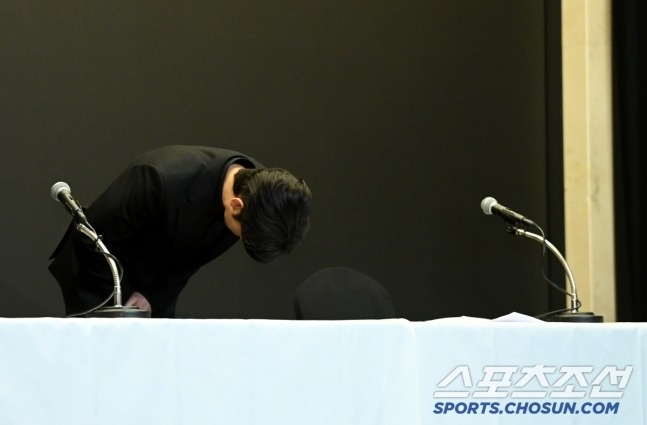 Buổi họp báo vi phạm