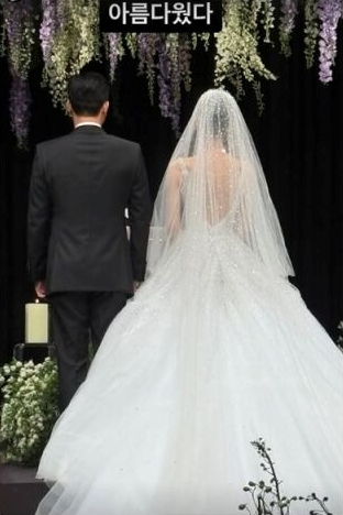 Đám cưới 1,8 tỷ của ca sĩ Kbiz: Lee Hyori bật khóc bên dàn sao khủng cũng không hot bằng ảnh hiếm của cô dâu!- Ảnh 4.