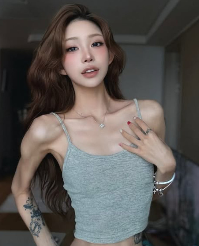 Con gái cố diễn viên Choi Jin Sil gây sốc với thân hình gầy trơ xương, toàn thân xăm kín, chỉ nặng 41kg- Ảnh 1.