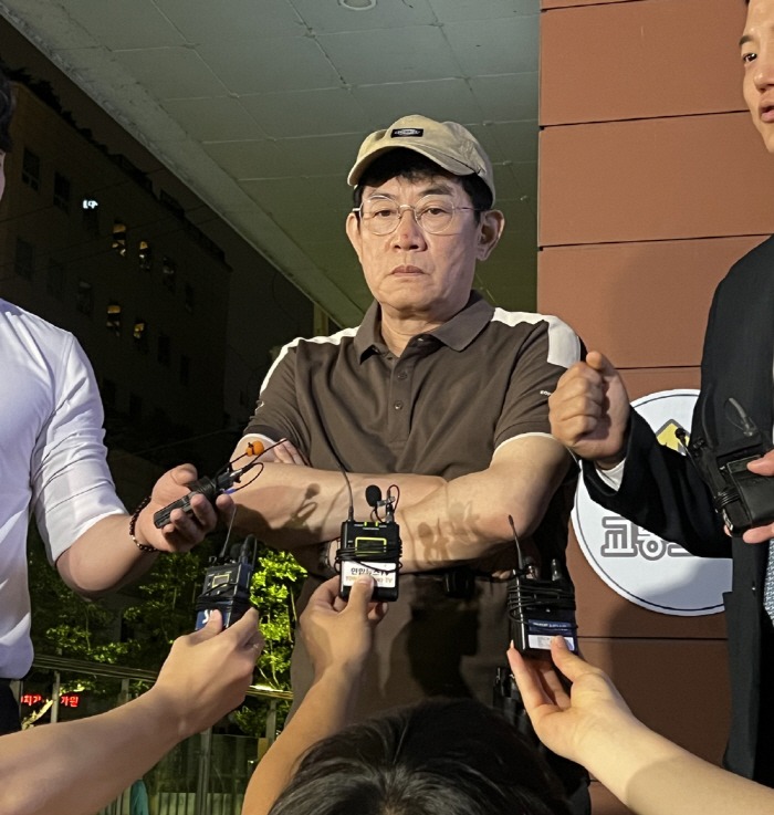 Sao nam bị bắt nghi dùng ma túy: Thời sự tung video có biểu hiện ảo giác mất kiểm soát trên phố- Ảnh 3.