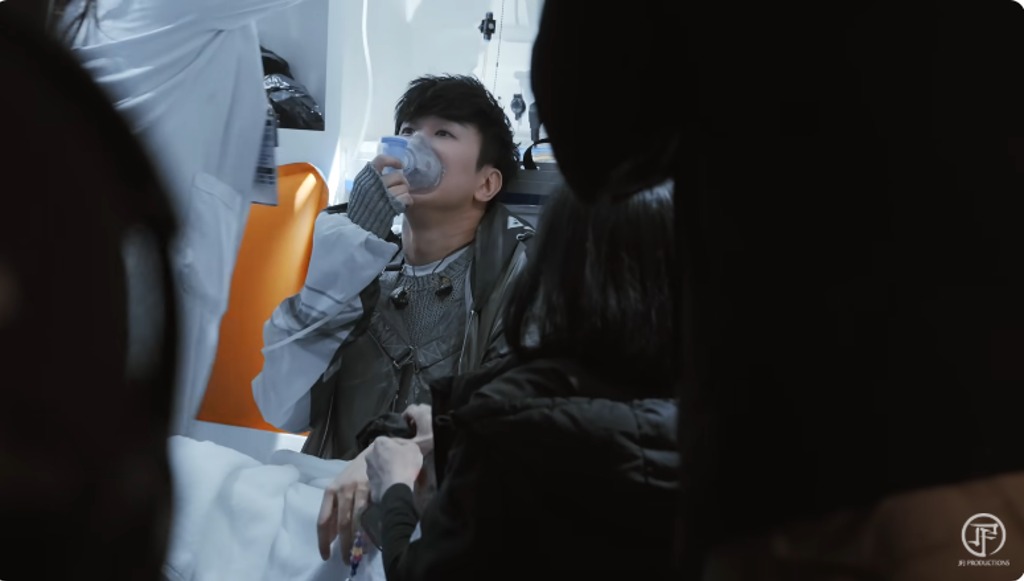 1 nam ca sĩ công khai bệnh hiểm nghèo ngay trên sân khấu, 100.000 khán giả như chết lặng- Ảnh 6. 1 nam ca sĩ công khai bệnh hiểm nghèo ngay trên sân khấu, 100.000 khán giả như chết lặng- Ảnh 6.