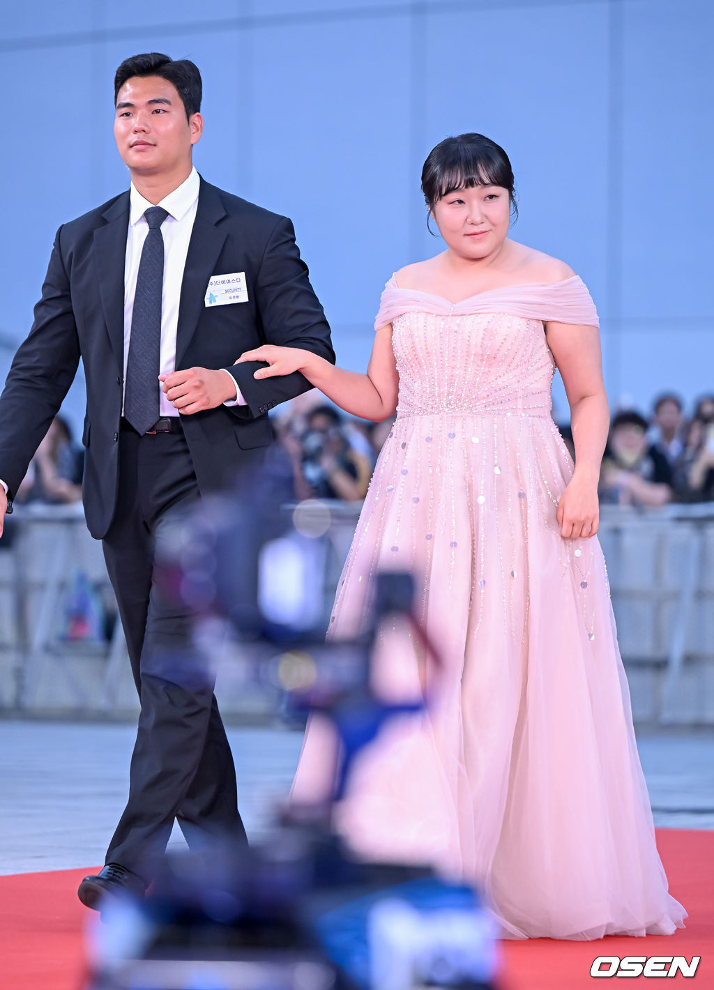 Rồng Xanh nhiều sự cố không tưởng: Cả dàn mỹ nhân vấp ngã không chỉ Yoona, 1 sao nữ còn lộ đồ nhạy cảm- Ảnh 14.