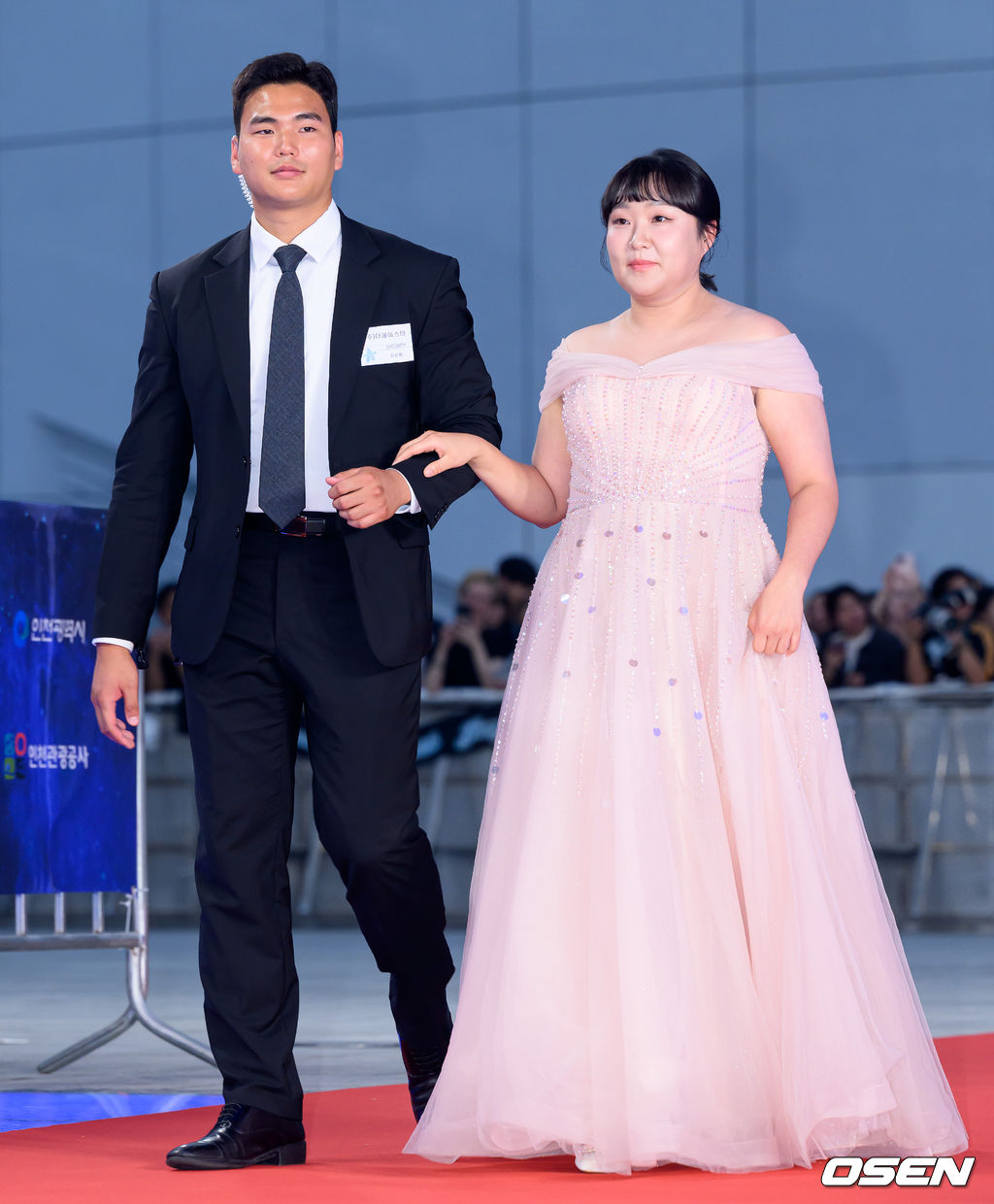 Rồng Xanh nhiều sự cố không tưởng: Cả dàn mỹ nhân vấp ngã không chỉ Yoona, 1 sao nữ còn lộ đồ nhạy cảm- Ảnh 13.