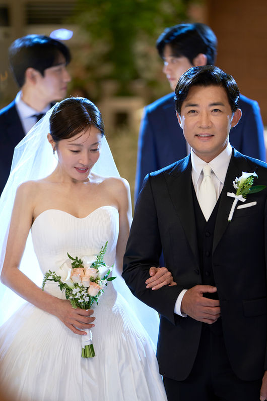 Cô dâu đẹp không tin nổi đang viral khắp Hàn Quốc: Vòng eo vô thực thấy mà ham, netizen nhìn mãi chẳng đoán ra tuổi thật- Ảnh 2.