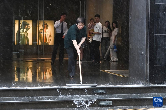 Cận cảnh bão Cỏ May quần thảo Trung Quốc: Nước dâng cao