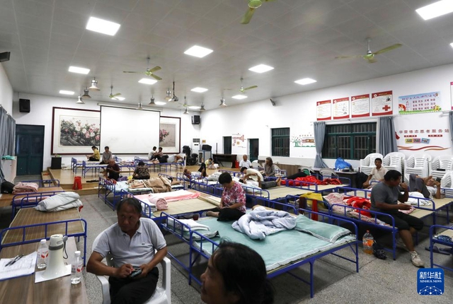 Cận cảnh bão Cỏ May quần thảo Trung Quốc: Nước dâng cao