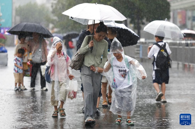 Cận cảnh bão Cỏ May quần thảo Trung Quốc: Nước dâng cao