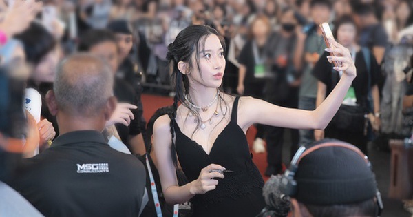 Clip hot: 20.000 người xếp hàng chờ gặp tiểu thư tài phiệt đẹp đến từng kẽ tóc, nhan sắc viral khắp 150 quốc gia 202508121320156773600496 1754974762398 17549747625792139425221 51 0 365 600 crop 17549749220502009472931jpg