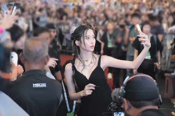 Clip hot: 20.000 người xếp hàng chờ gặp tiểu thư tài phiệt đẹp đến từng kẽ tóc, nhan sắc viral khắp 150 quốc gia- Ảnh 7.