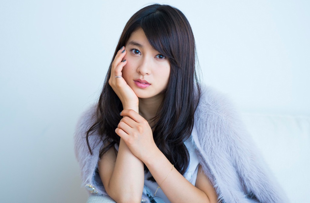 Để con gái liếm hàng hóa ở siêu thị rồi bỏ lại chỗ cũ, 1 mỹ nhân bị dân mạng