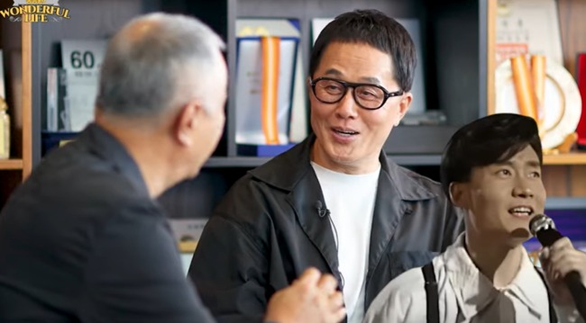 Showbiz có 1 nam ca sĩ từng nhận cả thùng rác đầy vàng vào sinh nhật, lí do là vì… quá béo?- Ảnh 1.