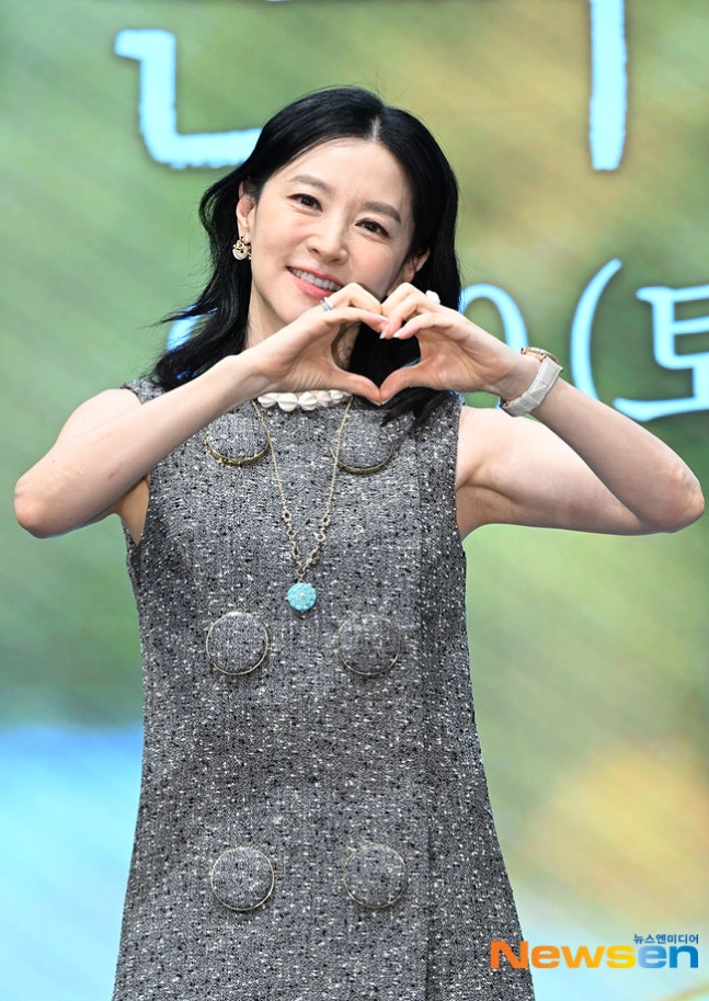 Cặp chị em lệch nhau 16 tuổi vẫn đẹp đôi điên đảo: Nhà gái là báu vật nhan sắc, biết tuổi thật không thể tin nổi- Ảnh 5. Cặp chị em lệch nhau 16 tuổi vẫn đẹp đôi điên đảo: Nhà gái là báu vật nhan sắc, biết tuổi thật không thể tin nổi- Ảnh 5.