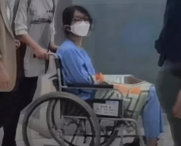 Hình ảnh mới nhất của cựu đệ nhất phu nhân Hàn Quốc trên xe lăn: Chân đeo vòng điện tử, tay phủ khăn- Ảnh 1.