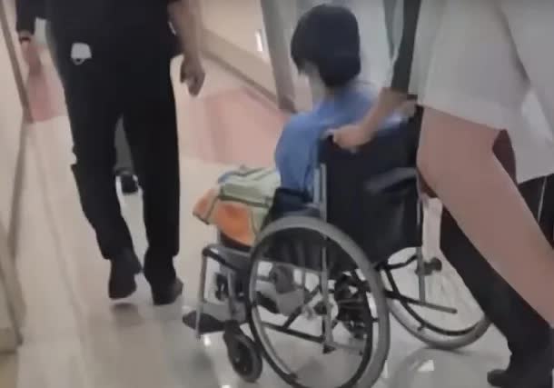 Hình ảnh mới nhất của cựu đệ nhất phu nhân Hàn Quốc trên xe lăn: Chân đeo vòng điện tử, tay phủ khăn- Ảnh 3.